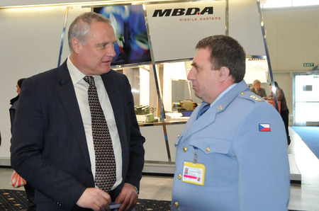 Náměstek ministra obrany pro vyzbrojování Bohuslav Dvořák absolvoval na IDEB v Bratislavě řadu jednání - na snímku s plukovníkem gšt. Ladislavem Košnerem z českého generálního štábu