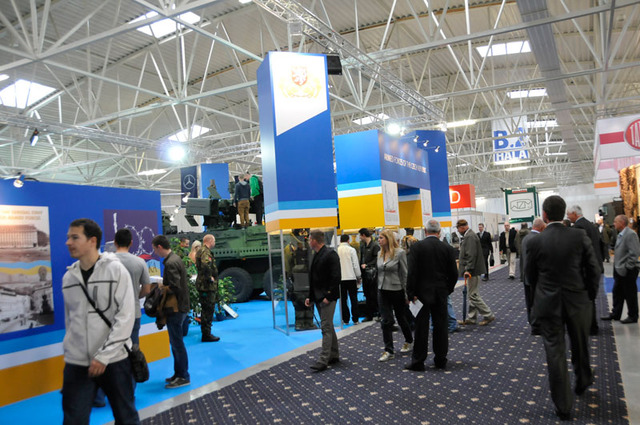 Zájem o expozici Ministerstva obrany ČR byl i druhý den veletrhu IDEB 2014 veliký