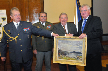 Slovenským představitelům předali zástupci Českého svazu bojovníků za svobodu a Československých zahraničních letců-východ na památku a jako výraz výborné spolupráce obraz od jihočeského malíře Vlastislava Boháče