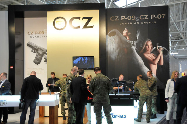 Jedním ze stánků, který zcela určitě přitáhl pozornost návštěvníků byl ten, který patřil České zbrojovce. Ostatně byl to jeden z nejnápaditějších designů českých vystavovatelů, kteří tady po domácích firmách měly největší zastoupení