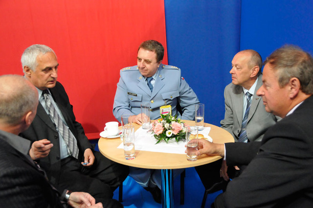 Na stánku českého ministerstva obrany se zastavila řada VIP hostů