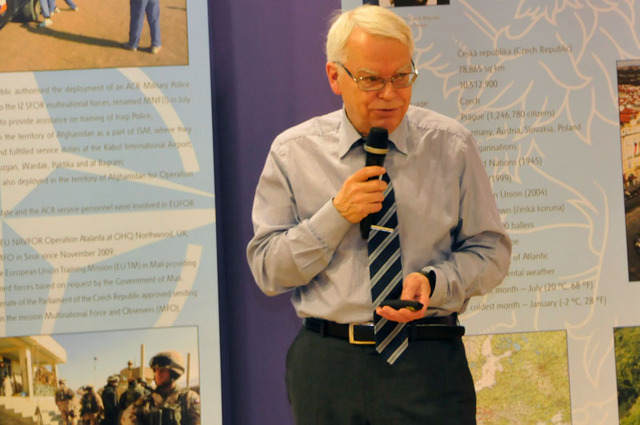 Jan-Olov Blix ze společnosti BAE Systems přednášel o zkušenostech průmyslu s mezinárodními vývojovými a výrobními programy