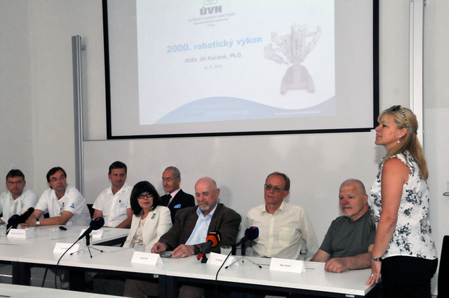 Zahájení tiskové konference v Ústřední vojenské nemocnici v Praze, která byla věnována pacientům, kteří absolvovali operaci s robotickou asistencí