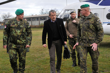 Ministr obrany ocenil odborné zkušenosti hranických vojáků