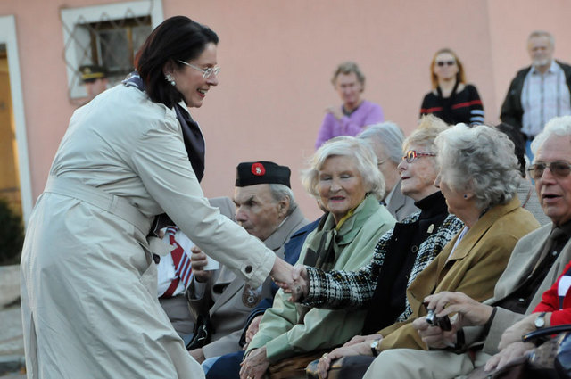Setkání u Písecké brány na Praze 6 - Miroslava Němcová se vítá s příznivci setkání  na Praze 6