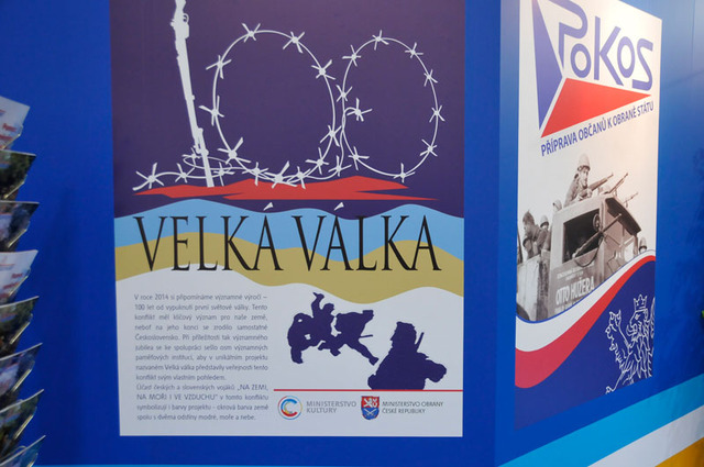 Panel u stánku českého ministerstva obrany upozorňuje na doprovodné programy