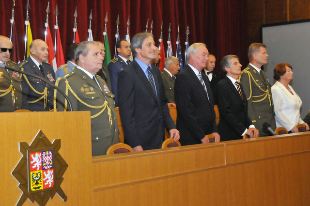Část předsednictva slavnostního shromáždění v hlavním sále Ministerstva obrany ČR