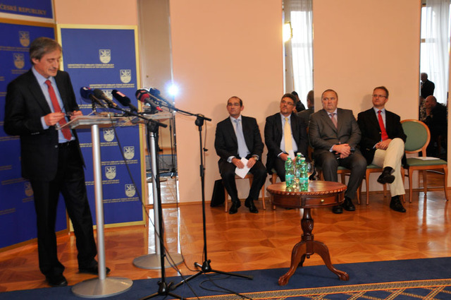 Hlavní aktéři dnešní tiskové konference na Ministerstvu obrany ČR