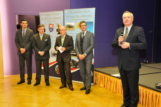 Slavnostního ukončení kurzu (zleva): Petr Švarc (odpovědný na MO za vzdělávání ve vyzbrojování v rámci MO ČR), Wolfgang Sagmeister (ředitel kurzu), Jurgen Stegmeir (zástupce ředitele odboru EDA pro podporu a plánování spolupráce ), Massimo Guasoni (vedoucí oddělení EDA pro vzdělávání a výcvik), Bohuslav Dvořák (vedoucí poradců MO).