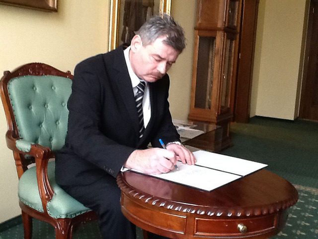 Ředitel Martin Dvořák podepisuje služební slib státního úředníka