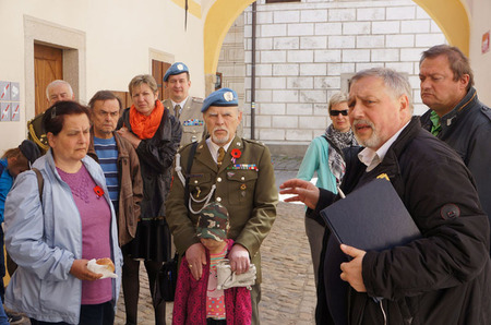 Zpestřením programu v Českém Krumlově při setkání modrých baretů byla prohlídka této památky UNESCO. Průvodcem byl pplk. v zál. Tibor Horváth