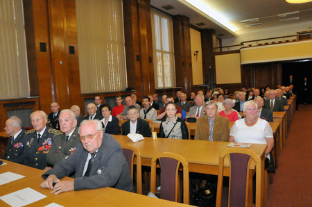 Účastníci slavnostního shromáždění v hlavním sále MO ČR