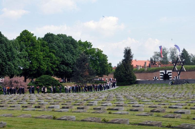 Zahájení hlavního programu Terezínské tryzny na Národním hřbitově v Terezíně