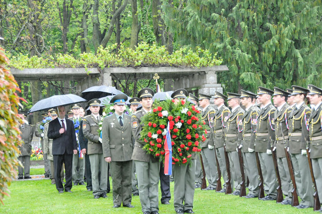 Peitní vzpomínky na padlé se na Olšanských hřbitovech v Praze zúčastnili také představitelé ambasád Ruska, Ukrajiny a Bulharska