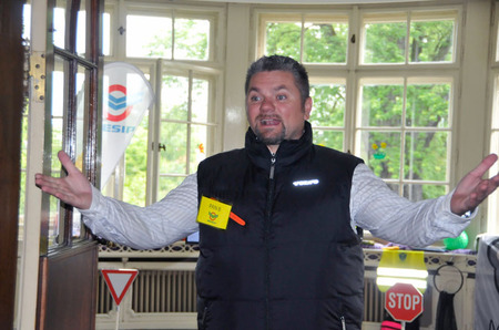 Kdysi velmi populární zpěvák Josef Melen zve děti k pořadu o bezpečnosti silničního provozu