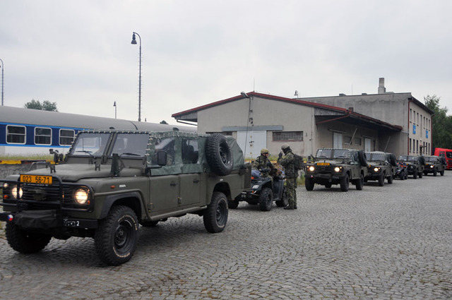 Technika chrudimských výsadkářů na nádraží v Pardubicích