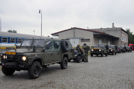 Technika chrudimských výsadkářů na nádraží v Pardubicích