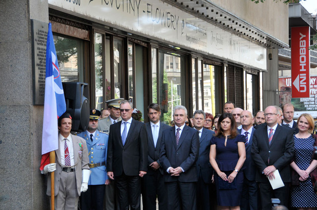 Čestní hosté pietního aktu před budouvou Českého rozhlasu v Praze