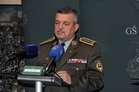 Náčelník Generálního štábu Ozbrojených sil Slovenské republiky generál Milan Maxim při setkání s médii na českém generálním štábu