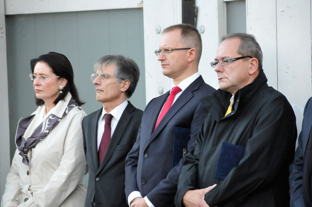 S projevem na setkání u Písecké brány vystoupil také první náměstek ministra obrany Daniel Koštoval ( druhý zprava)