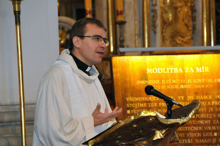 Jednu z modliteb přednesl také Generální sekretář České biskupské konference ThLic. Tomáš Holub