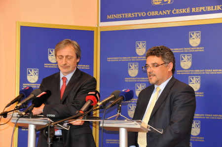Ministrův náměstek Tomáš Kuchta hovořil především o podpoře domácích státních podniků obranného průmyslu