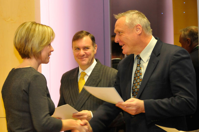 Vedoucí poradců MO Bohuslav Dvořák předává certifikát o absolvování kurzu účastnici kurzu z Belgie