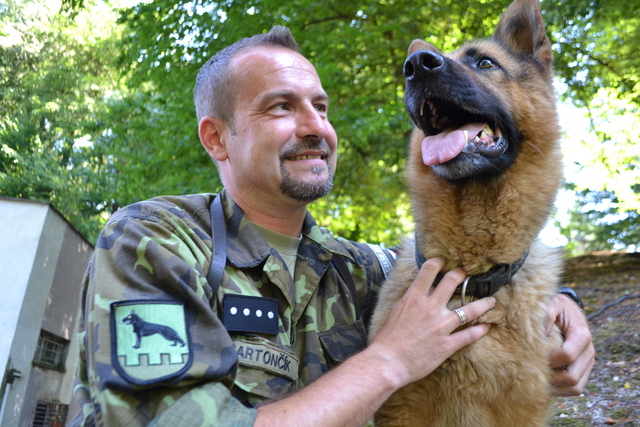 Rotný Rostislav Bartončík se psem Athosem