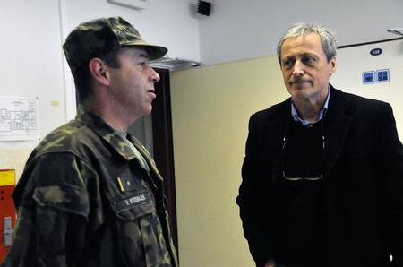 Dalším bodem programu ministra v Náměšti byla prezentace a ukázka provozu na řídící věži. Zde hosta přivítal velitel 224. letky zabezpečení velení major Václav Kubálek