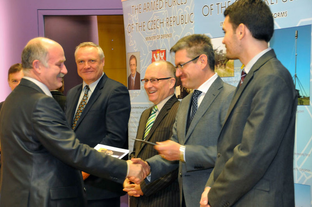 Zdeněk Koval z NÚřV při převzetí certifikátu o absolvování kurzu