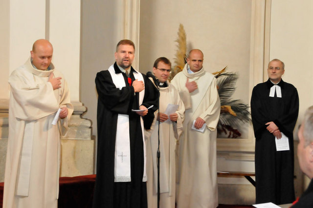 Duchovní v kostele sv. Jana Nepomuckého při bohoslužbě