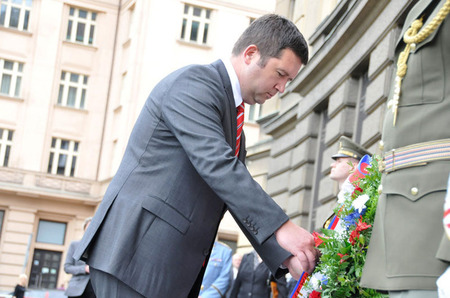 Předseda Poslanecké sněmovny P ČR Jan Hamáček se pokonil památce generála Heliodora Píky