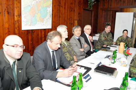 Živé diskuze se zůčastnili spolu s ministrem Stropnickým také členové jeho doprovodu