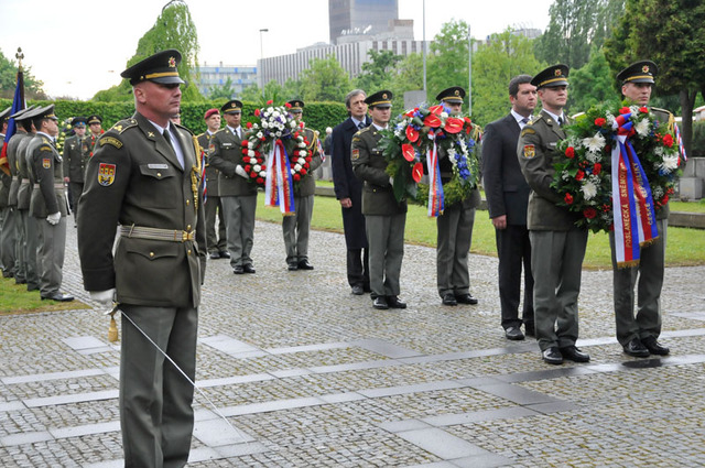 Smuteční věnce položily jednotlivé delegace také k pomníku těch, kteří zahynuli v době Pražského povstání