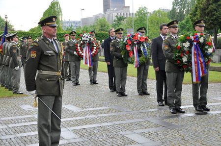 Smuteční věnce položily jednotlivé delegace také k pomníku těch, kteří zahynuli v době Pražského povstání