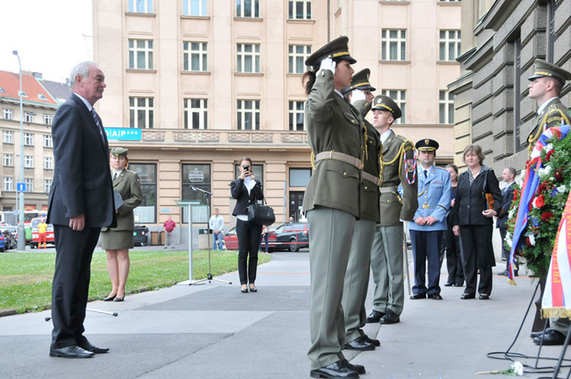 Místopředseda Senátu P ČR Přemysl Sobotka položil smuteční věnec k pamětní desce na Generálním štábu AČR v pražských Dejvicích