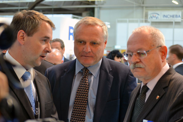 Krátká zastávka slovenského prezidenta Ivana Gašparoviče v doprovodu náměstka ministra obrany ČR Bohuslava Dvořáka u stánku České zbrojovky