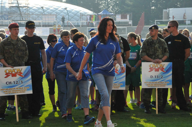 Patrony sportovního klání mládeže  - současné i bývalé olympioniky i mistry světa či Evropy přivádí na plochu stadionu na Julisce dálkařka Šárka Kašpárková