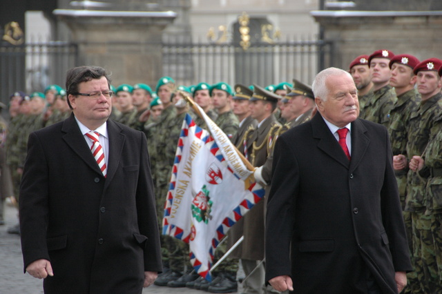 Václav Klaus a Alexandr Vondra provádějí přehlídku nastoupených vojáků