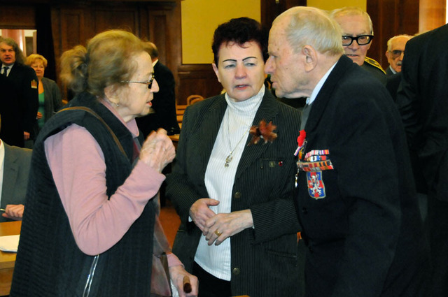 Slavnostní shromáždění v hlavním sále MO je vždy příležitostí k setkání starých přátel - vlevo profesorka Zoe Klusáková - Svobodová, dcera legendárního velitele 1. čs. samostatného armádního sboru v bývalém SSSR