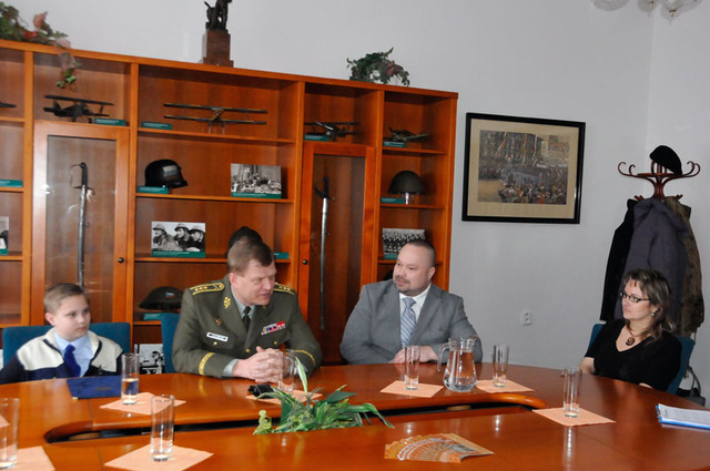 Z přijetí Erika a jeho rodičů náčelníkem Generálního štábu AČR generálporučíkem Josefem Bečvářem 