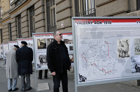Ještě před oficiálním zahájením byl o výstavu před Generálním štábem AČR v pražských Dejvicích velký zájem