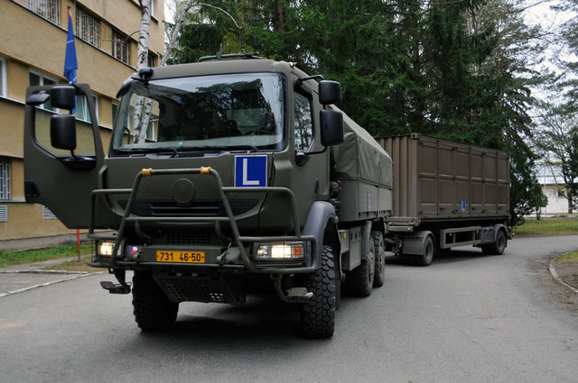 Vozidlo Tatra 810 s přívěsem bechyňské autoškoly, se kterým absolvují frekventanti kurz rozšiřující oprávnění skupiny C na E