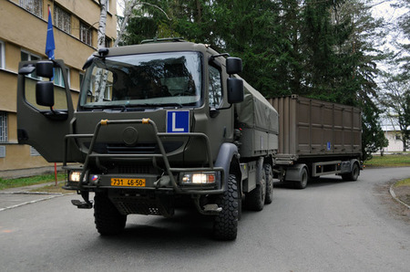 Vozidlo Tatra 810 s přívěsem bechyňské autoškoly, se kterým absolvují frekventanti kurz rozšiřující oprávnění skupiny C na E
