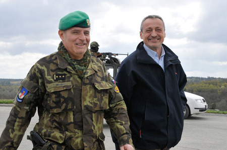 Ministra obrany Martina Stropnického seznámil s průběhem cvičení Hradba 2016 ředitel KVV Ostrava plukovník Jaroslav Hrabec