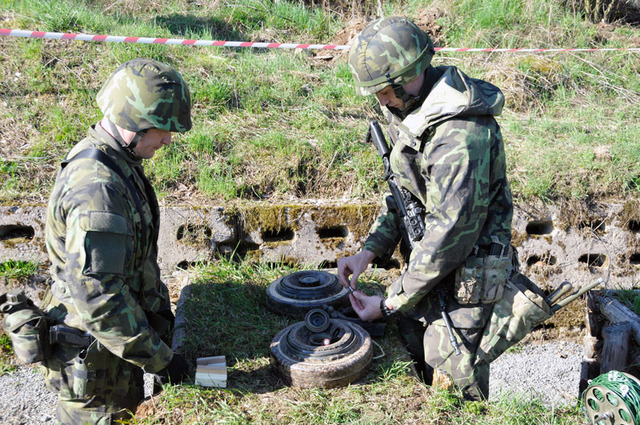 Velitel družstva rotmistr Jan Kramný (vlevo) kontroluje při adjustaci počínání jednoho z ženistů, který vkládá do miny rozněcovač RO 2