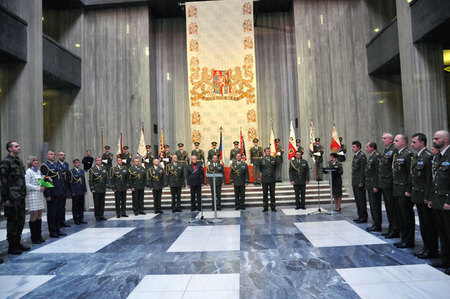 Slavnostní síň Národního památníku v Praze na Vítkově byla dějištěm jmenování do hodnosti plukovníka a předání ocenění příslušníkům AČR