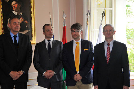 Seniorní skupina V4 zasedala na zámku Štiřín