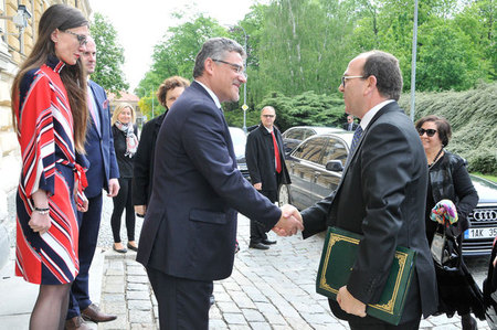 Náměstek Tomáš Kuchta přivítal Abdelhakima Benchamacha před budovou Ministerstva obrany v Praze