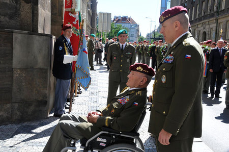 Poklonit se památce kamarádů přišel i poslední žijící parašutista ze 2.světové války generál Jaroslav Klemeš